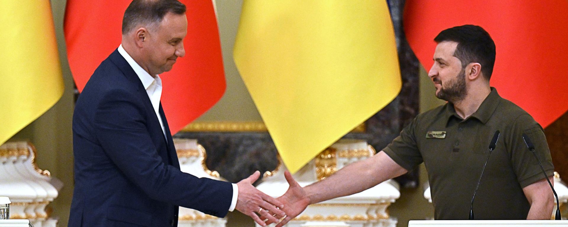 Ukrainian President Volodymyr Zelensky (R) and his Polish counterpart Andrzej Duda shake hands during a press conference following their talks in Kiev on May 22, 2022. Ukrainian President Volodymyr Zelensky (R) and his Polish counterpart Andrzej Duda shake hands during a press conference following their talks in Kiev on May 22, 2022. - Sputnik International, 1920, 22.09.2023