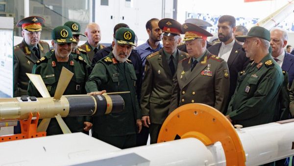 Iranian military showed Shoigu drones, missile systems and air defense equipment at an exhibition in Tehran - Sputnik International