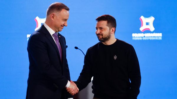 Polish President Andrzej Duda (L) and Ukrainian President Volodymyr Zelensky shake hands after addressing a Polish-Ukrainian economic forum in Warsaw, Poland, on April 5, 2023. - Sputnik International