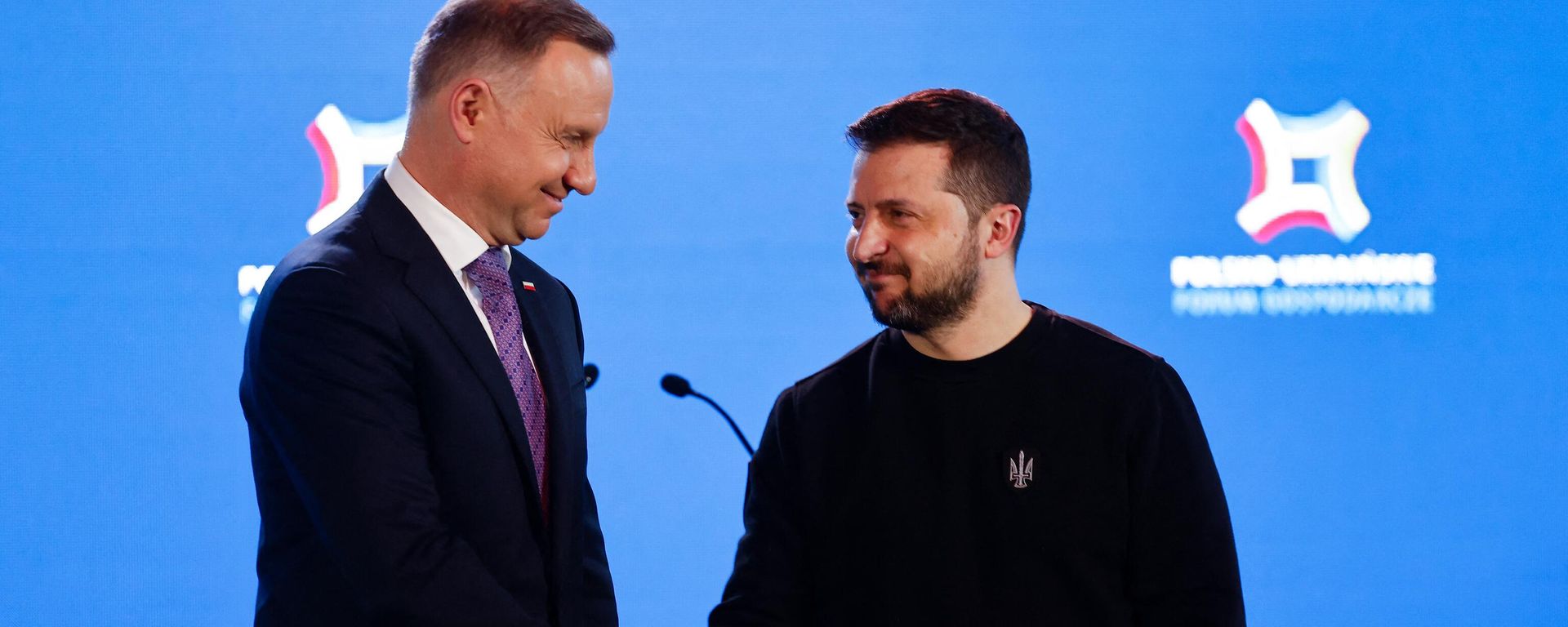 Polish President Andrzej Duda (L) and Ukrainian President Volodymyr Zelensky shake hands after addressing a Polish-Ukrainian economic forum in Warsaw, Poland, on April 5, 2023. Polish President Andrzej Duda (L) and Ukrainian President Volodymyr Zelensky shake hands after addressing a Polish-Ukrainian economic forum in Warsaw, Poland, on April 5, 2023. - Sputnik International, 1920, 20.09.2023