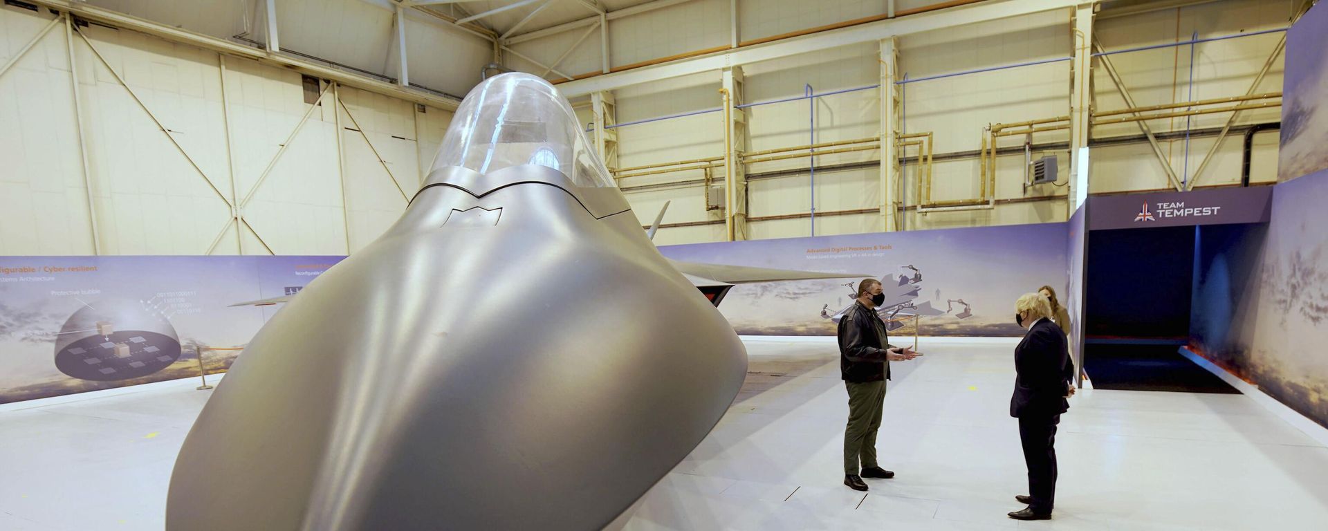 British former Prime Minister Boris Johnson inspects a mock-up of the BAe Systems Tempest 6th-generation jet fighter project - Sputnik International, 1920, 21.09.2023