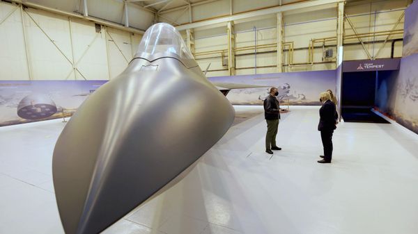 British Prime Minister Boris Johnson inspects a mock-up of the BAe Systems Tempest 6th-generation jet fighter project - Sputnik International