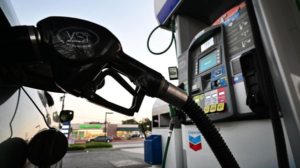 A nozzle pumps gasoline into a vehicle at a gas station in Los Angeles, California on October 5, 20 - Sputnik International