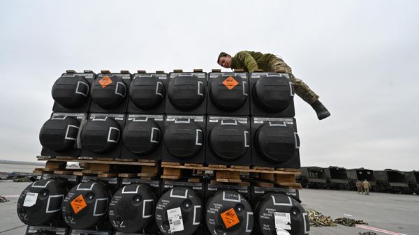 A Ukrainian serviceman is at work to receive the delivery of FGM-148 Javelins, a man-portable anti-tank missile provided by US to Ukraine as part of a military support - Sputnik International