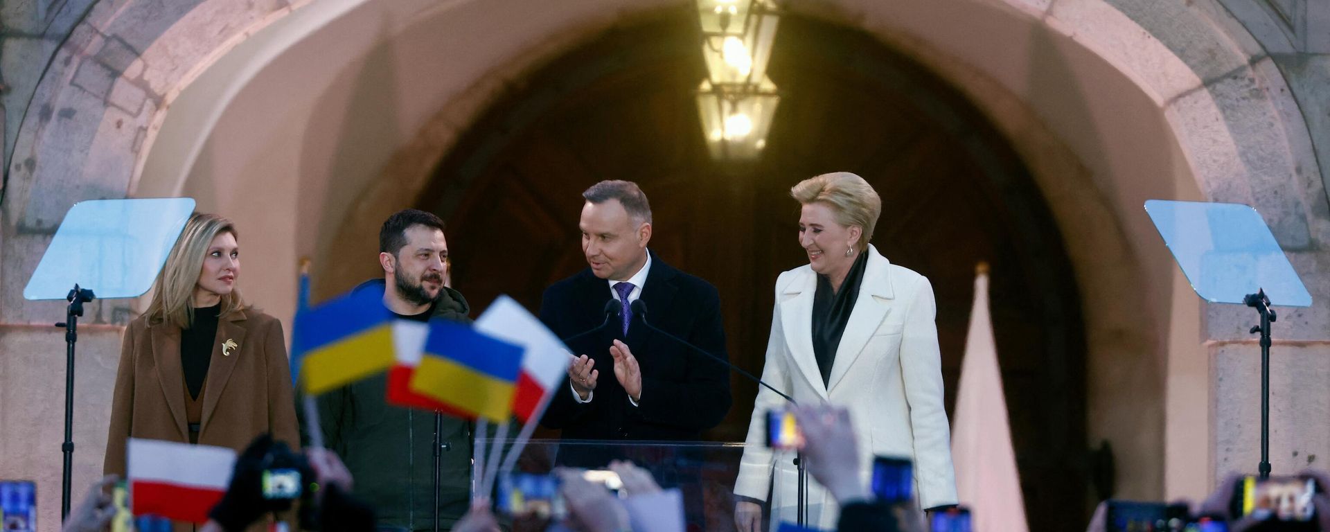 Polish President Andrzej Duda (2nd R) and his wife Agata (R) wave to wellwishers alongside Ukrainian President Volodymyr Zelensky (2nd L) and his wife Olena (L) in the courtyard of the Royal Castle in Warsaw, Poland, on April 5, 2023. Polish President Andrzej Duda (2nd R) and his wife Agata (R) wave to wellwishers alongside Ukrainian President Volodymyr Zelensky (2nd L) and his wife Olena (L) in the courtyard of the Royal Castle in Warsaw, Poland, on April 5, 2023. - Sputnik International, 1920, 21.09.2023