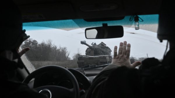 Ukrainian servicemen drive a self-propelled howitzer 'AHS Krab' in eastern Ukraine on December 16, 2022. - Sputnik International