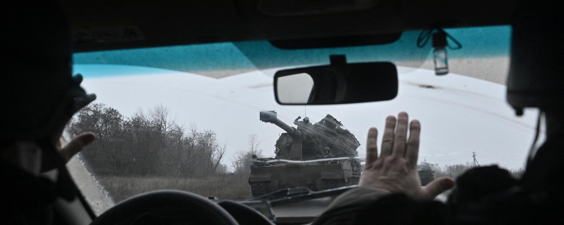 Ukrainian servicemen drive a self-propelled howitzer 'AHS Krab' in eastern Ukraine on December 16, 2022. Ukrainian servicemen drive a self-propelled howitzer 'AHS Krab' in eastern Ukraine on December 16, 2022. - Sputnik International, 1920, 22.09.2023