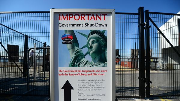 A sign announces that the Statue of Liberty is closed due to an US government shutdown in New York, October 1, 2013 - Sputnik International