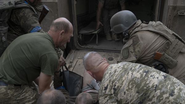 Ukrainian servicemen carry their wounded comrade to a stabilization point of the 5th assault brigade in an undisclosed area near Artemovsk. File photo - Sputnik International