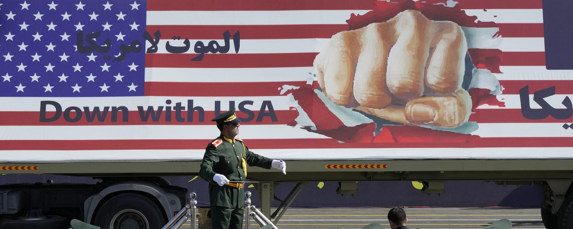 Anti-American banner passes a band at a military parade in Tehran. File photo. - Sputnik International, 1920, 23.12.2023