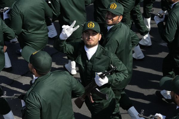 A member of Iran's Revolutionary Guard flashes a victory sign.  - Sputnik International