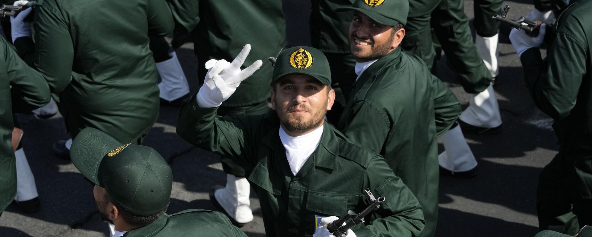 Член Революционной гвардии  во время ежегодного военного парада, Тегеран - Sputnik International, 1920, 26.10.2023