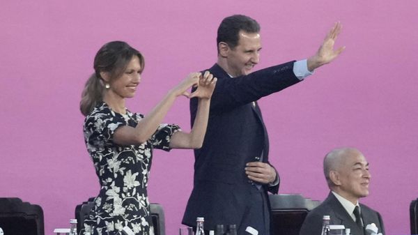 Syria President Bashar al-Assad, center, waves during the opening ceremony of the 19th Asian Games in Hangzhou, China, Saturday, Sept. 23, 2023. - Sputnik International