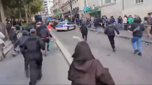 Protesters Chase a Fleeing Police Car in Paris, France on September 23, 2023 - Sputnik International