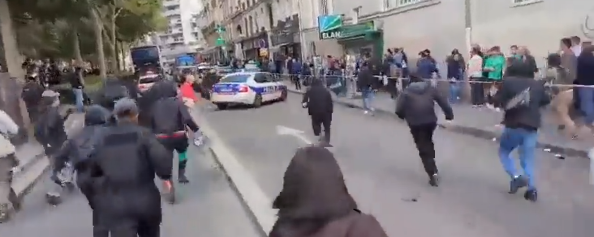 Protesters Chase a Fleeing Police Car in Paris, France on September 23, 2023 - Sputnik International, 1920, 07.01.2024