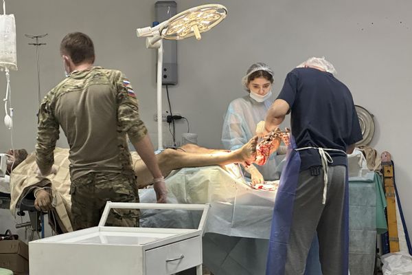 Surgeons of the medical battalion operate on a wounded man - Sputnik International