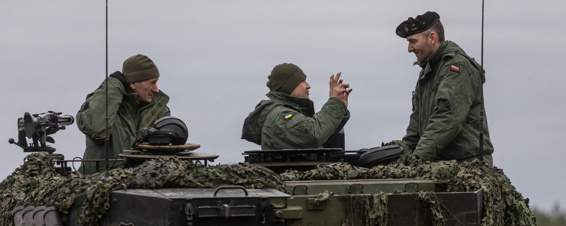 Polish and Ukrainian soldiers are seen on a Leopard 2 tank during training at the Swietoszow military base in western Poland on February 13, 2023 Polish and Ukrainian soldiers are seen on a Leopard 2 tank during training at the Swietoszow military base in western Poland on February 13, 2023 - Sputnik International, 1920, 24.09.2023