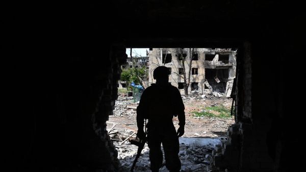 A Russian serviceman of the 150th motorized rifle division of the Southern Group of Forces patrols an area, in the course of Russia's military operation in Ukraine, in the town of Artemovsk, also known as Bakhmut, Donetsk People's Republic, Russia. - Sputnik International