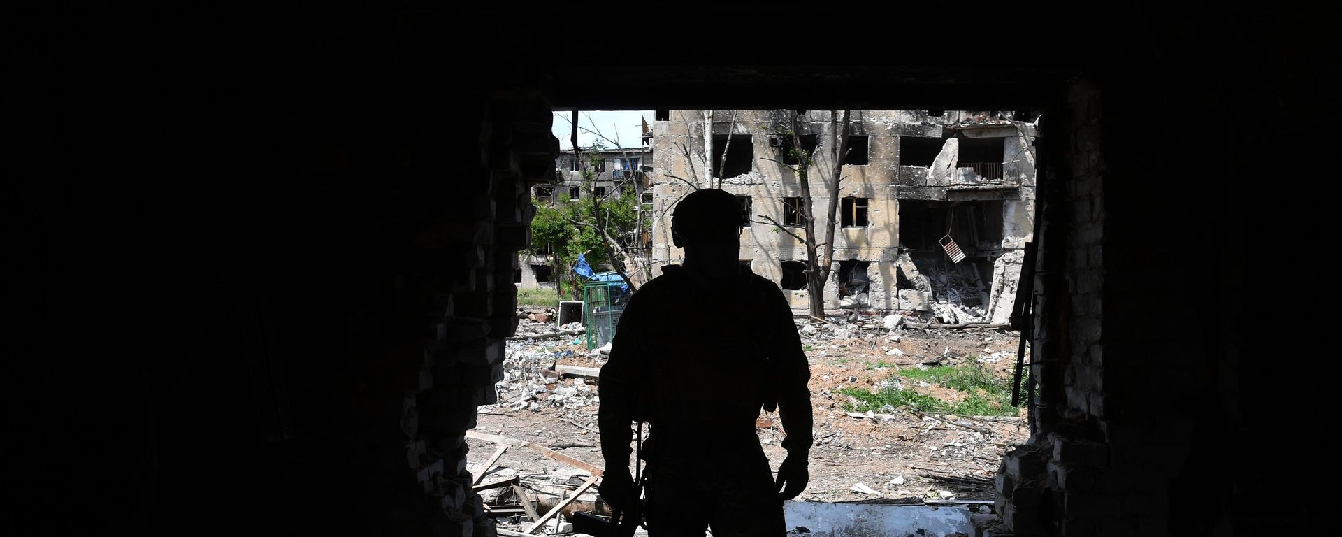 A Russian serviceman of the 150th motorized rifle division of the Southern Group of Forces patrols an area, in the course of Russia's military operation in Ukraine, in the town of Artemovsk, also known as Bakhmut, Donetsk People's Republic, Russia. A Russian serviceman of the 150th motorized rifle division of the Southern Group of Forces patrols an area, in the course of Russia's military operation in Ukraine, in the town of Artemovsk, also known as Bakhmut, Donetsk People's Republic, Russia. - Sputnik International, 1920, 24.09.2023