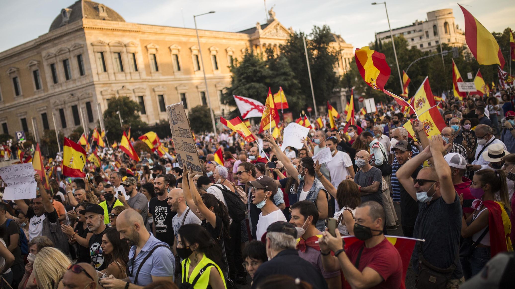 Youth Protests Erupt in Barcelona, Over 100 People Detained - Reports