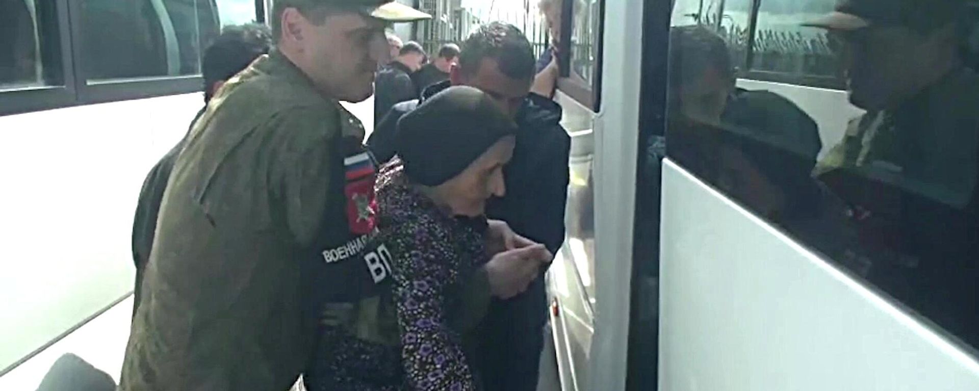 Civilians evacuated from districts of the Nagorno-Karabakh board a bus at the location of the Russian peacekeeping contingent amid the recent escalation in the region. - Sputnik International, 1920, 24.09.2023
