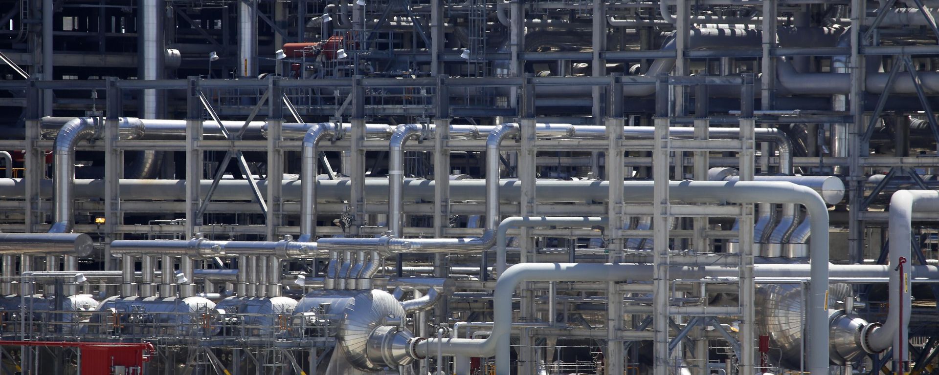 A small vehicle drives past a network of piping that makes up pieces of a train at Cameron LNG export facility in Hackberry, La., March 31, 2022. A small vehicle drives past a network of piping that makes up pieces of a train at Cameron LNG export facility in Hackberry, La., March 31, 2022. - Sputnik International, 1920, 25.09.2023