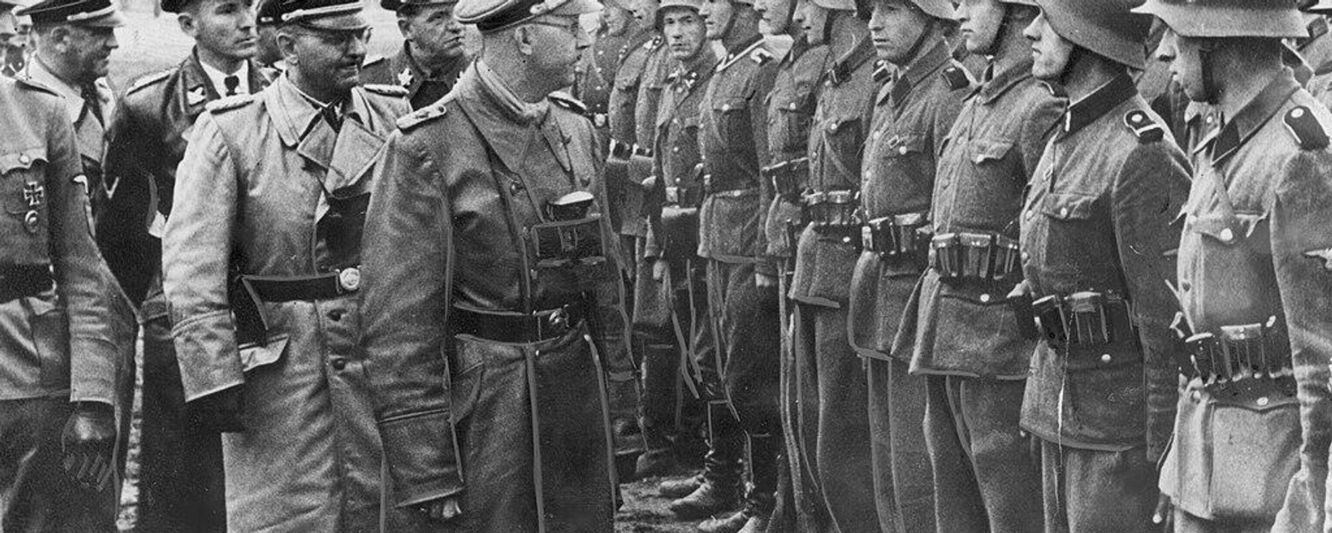 Reichsführer Heinrich Himmler (in the foreground) in the company of German officers in front of the unit of the 14th Grenadier Division of the Waffen SS Galizien. Otto von Wachter is visible among the officers. Reichsführer Heinrich Himmler (in the foreground) in the company of German officers in front of the unit of the 14th Grenadier Division of the Waffen SS Galizien. Otto von Wachter is visible among the officers. - Sputnik International, 1920, 25.09.2023