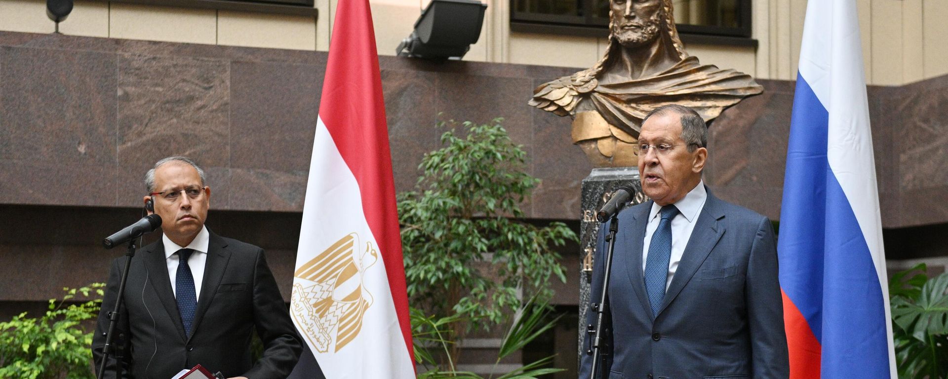 Egyptian ambassador to Russia Nazih el Nagari and Russian Foreign Minister Sergey Lavrov attend an opening of an exhibition dedicated to 80th anniversary of diplomatic relations between Russia and Egypt at the Russian foreign ministry's headquarters in Moscow, Russia Egyptian ambassador to Russia Nazih el Nagari and Russian Foreign Minister Sergey Lavrov attend an opening of an exhibition dedicated to 80th anniversary of diplomatic relations between Russia and Egypt at the Russian foreign ministry's headquarters in Moscow, Russia - Sputnik International, 1920, 25.09.2023