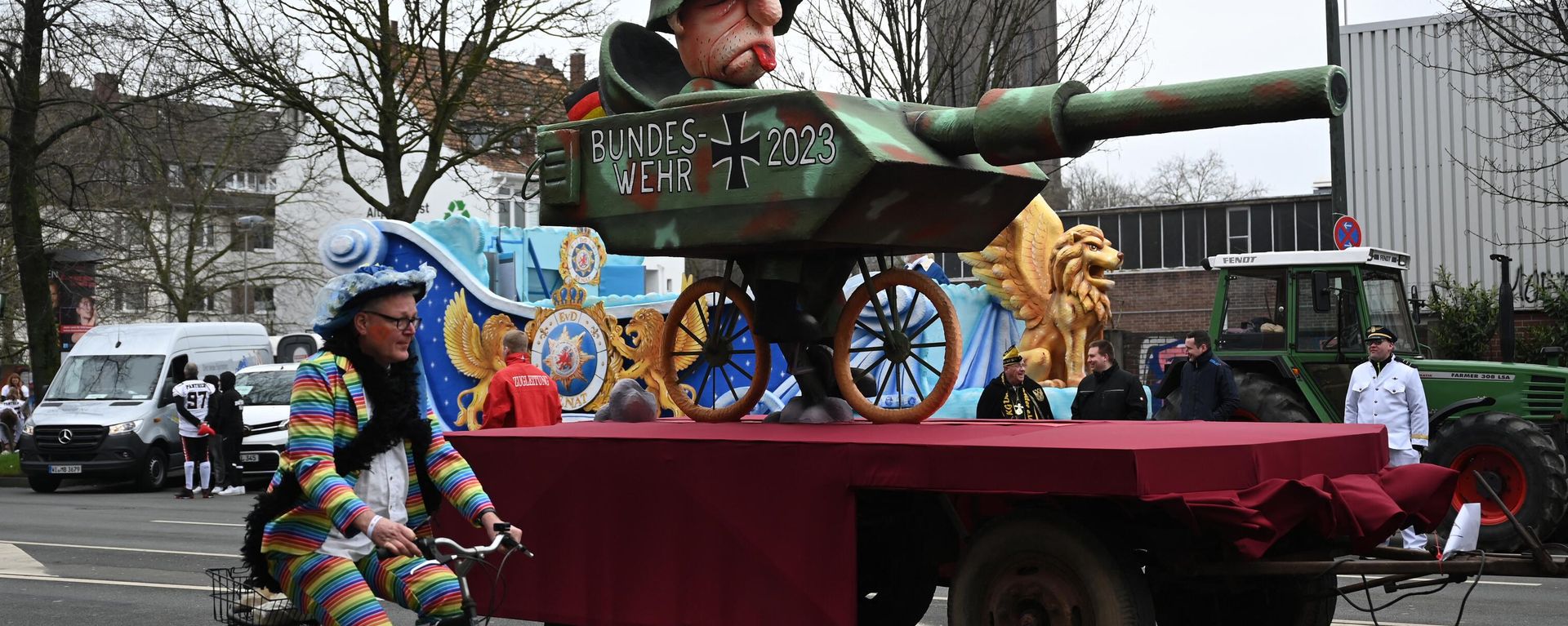 A carnival float mocks the current condition of the German armed Forces military equipment during a Rose Monday street carnival parade in Duesseldorf, western Germany, on February 20, 2023. A carnival float mocks the current condition of the German armed Forces military equipment during a Rose Monday street carnival parade in Duesseldorf, western Germany, on February 20, 2023. - Sputnik International, 1920, 25.09.2023