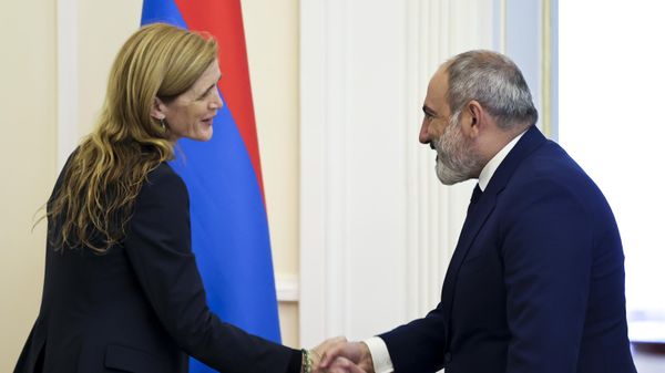 US Agency for International Development Administrator Samantha Power, left and Armenian Prime Minister Nikol Pashinyan shake hands prior to their meeting in Yerevan, Armenia, Monday, Sept. 25, 2023. - Sputnik International