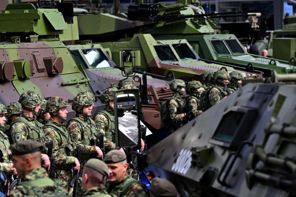 Serbian Army soldiers stand at the exhibition. - Sputnik International