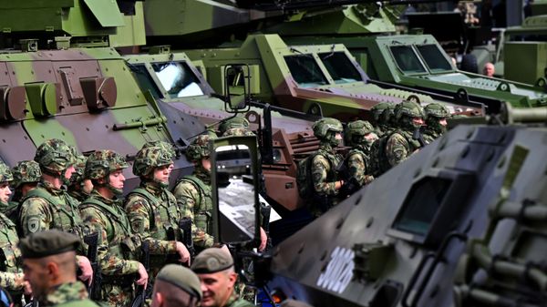 Serbian Army soldiers stand at the exhibition. - Sputnik International
