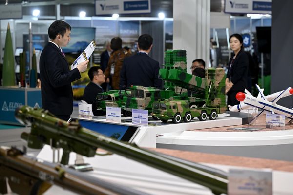 Visitors near an armored vehicle model. - Sputnik International