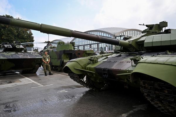 A Serbian Army personnel stand guard next to armored vehicles. - Sputnik International