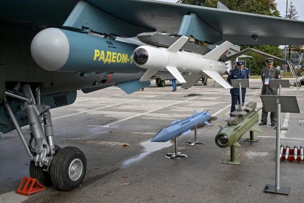 Serbian Army officers look at aircraft weapons. - Sputnik International