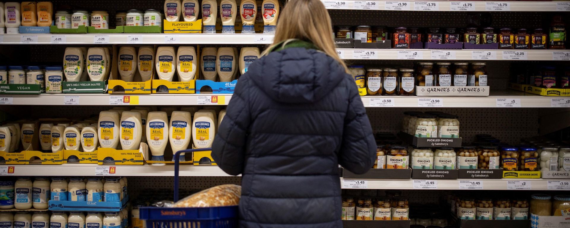 A customer shops for mayonnaise and condiments at a Sainsbury's supermarket in Walthamstow, east London on February 13, 2022. A customer shops for mayonnaise and condiments at a Sainsbury's supermarket in Walthamstow, east London on February 13, 2022. - Sputnik International, 1920, 27.09.2023