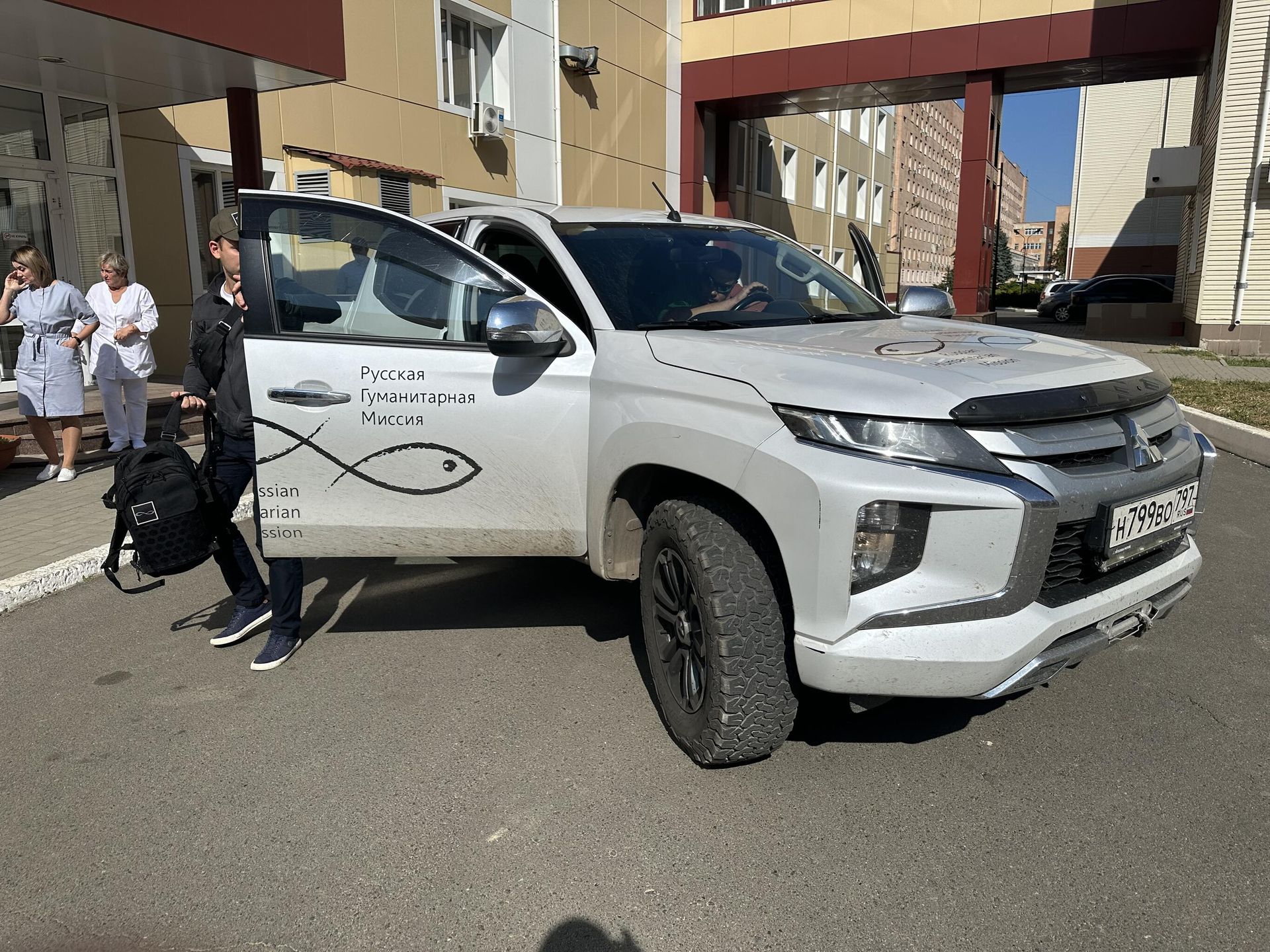 A pickup truck of the Russian Humanitarian Mission in the yard of the Lugansk Republican Clinical Hospital - Sputnik International, 1920, 26.09.2023