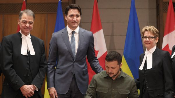 Speaker of the House of Commons Anthony Rota (L), Canadian Prime Minister Justin Trudeau, Ukrainian President Volodymyr Zelensky, and Speaker of the Senate Raymonde Gagne (R) take part in a signing ceremony on Parliament Hill in OttawaOttawa, Canada, on September 22, 2023 - Sputnik International