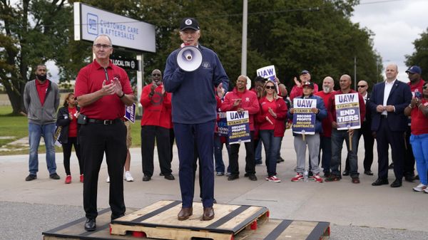 President Joe Biden joins striking United Auto Workers on the picket line, Tuesday, Sept. 26, 2023, in Van Buren Township, Mich. United Auto Workers President Shawn Fain listens at left. - Sputnik International
