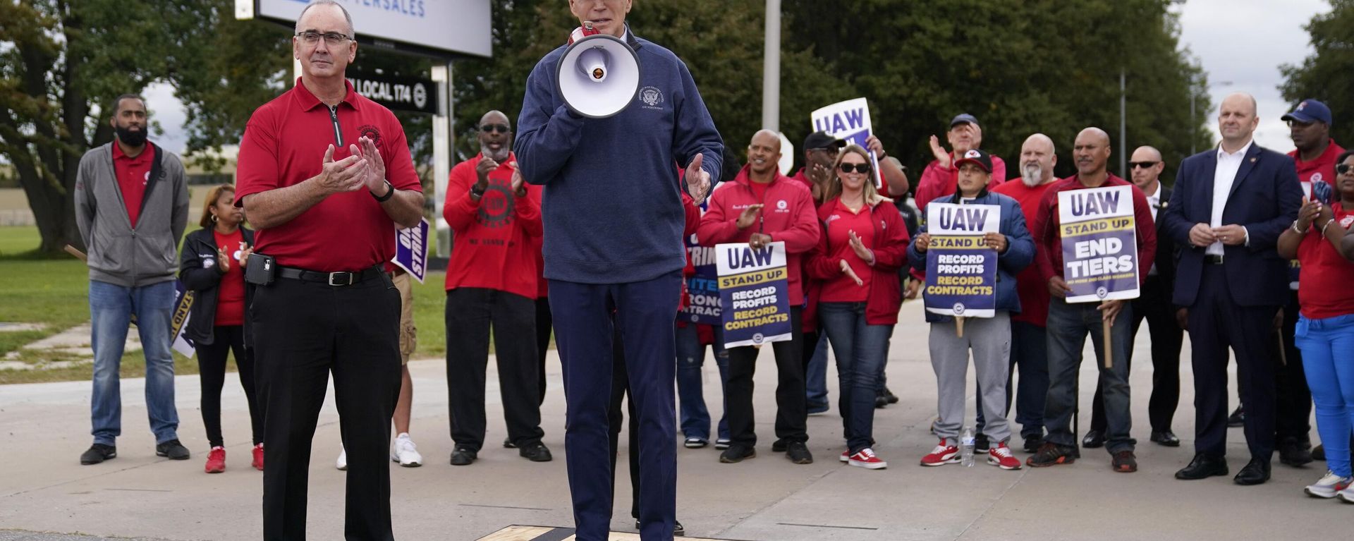 President Joe Biden joins striking United Auto Workers on the picket line, Tuesday, Sept. 26, 2023, in Van Buren Township, Mich. United Auto Workers President Shawn Fain listens at left. - Sputnik International, 1920, 28.09.2023