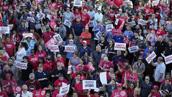 Members of the Culinary Workers Union rally along the Las Vegas Strip, Thursday, Aug. 10, 2023, in Las Vegas.  - Sputnik International
