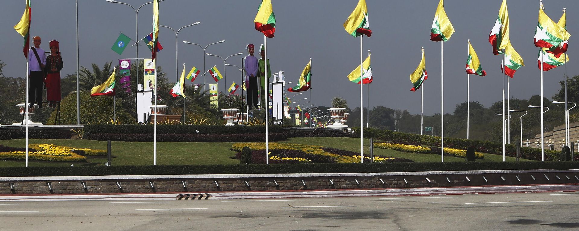 National flags line the a traffic circle ahead of Saturday's 75th Union Day, Friday, Feb. 11. 2022, in Naypyitaw, Myanmar. National flags line the a traffic circle ahead of Saturday's 75th Union Day, Friday, Feb. 11. 2022, in Naypyitaw, Myanmar. - Sputnik International, 1920, 20.02.2024
