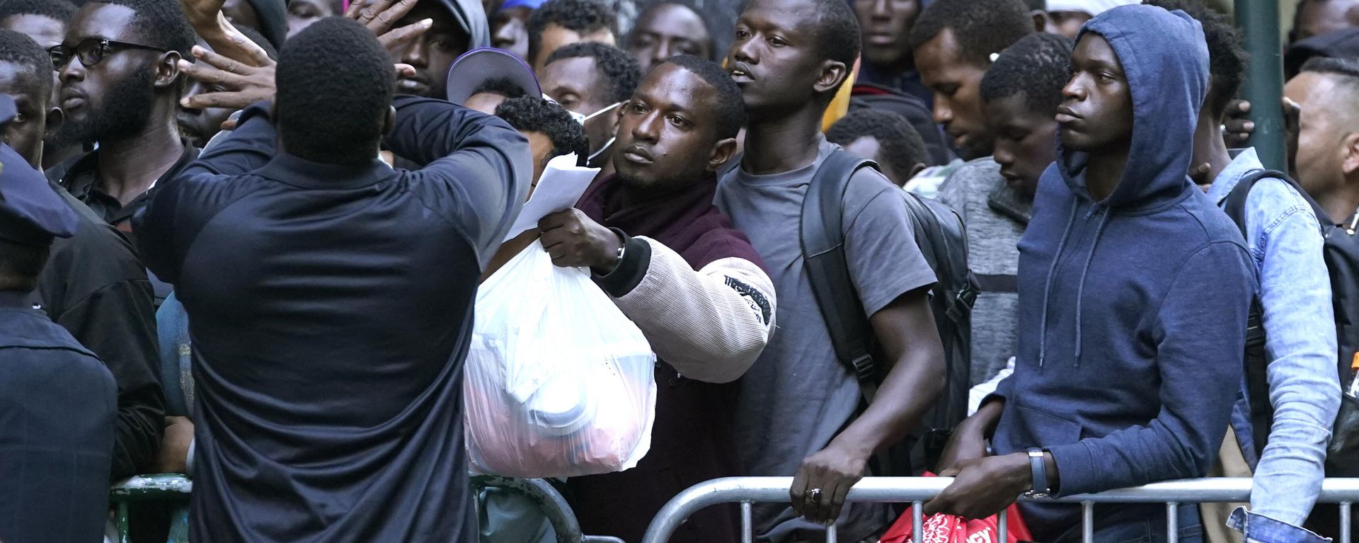 Hundreds of migrants line up early on August 1, 2023, for placement at the Roosevelt Hotel intake center in New York. Hundreds of migrants line up early on August 1, 2023, for placement at the Roosevelt Hotel intake center in New York. - Sputnik International, 1920, 27.09.2023
