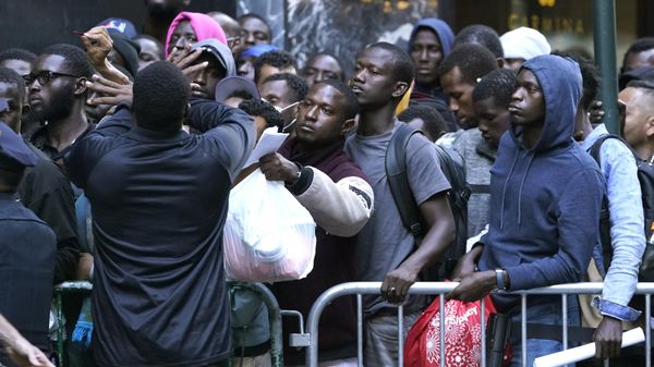 Hundreds of migrants line up early on August 1, 2023, for placement at the Roosevelt Hotel intake center in New York. - Sputnik International