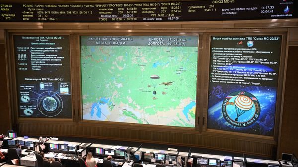 The broadcast of the Soyuz MS-23 manned spacecraft landing on the screen of the Mission Control Center in Korolev. The crew of the spacecraft: Russian cosmonauts Sergey Prokopyev, Dmitry Petelin, and NASA astronaut Frank Rubio - Sputnik International