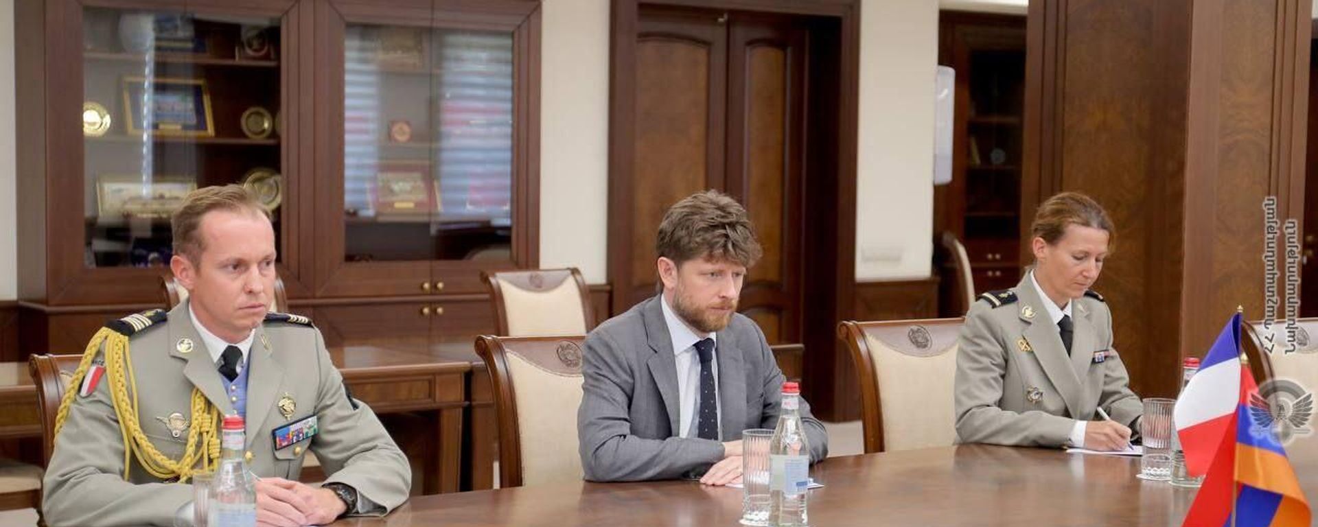 Newly-appointed French Ambassador to Armenia Olivier Decottignies and Defense Attaché Lieutenant Colonel Arnaud Helly. meet Armenian Defense Minister Suren Papikyan on August 9 2023 Newly-appointed French Ambassador to Armenia Olivier Decottignies and Defense Attaché Lieutenant Colonel Arnaud Helly. meet Armenian Defense Minister Suren Papikyan on August 9 2023 - Sputnik International, 1920, 05.10.2023