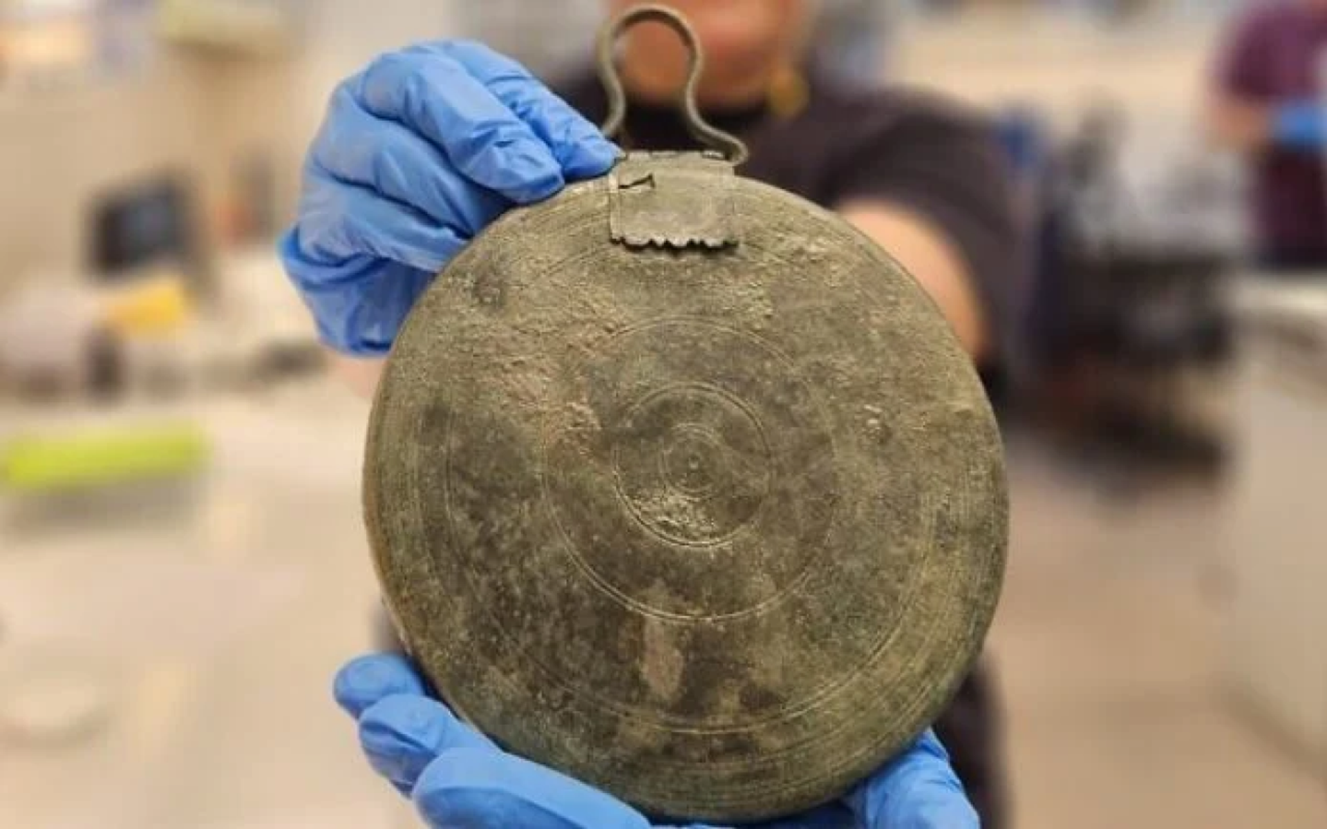 A bronze mirror that probably belonged to a hetaira, an ancient Greek courtesan, found in a tomb south of Jerusalem A bronze mirror that probably belonged to a hetaira, an ancient Greek courtesan, found in a tomb south of Jerusalem - Sputnik International, 1920, 27.09.2023