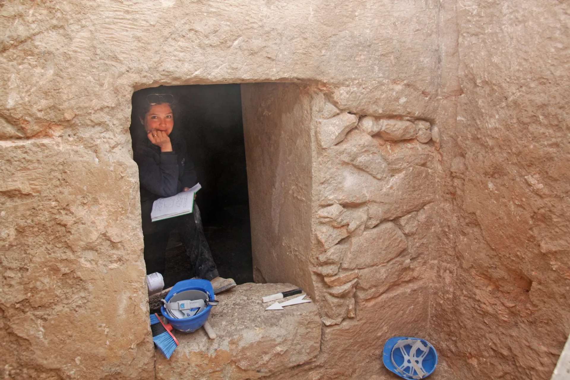 Archaeologist Liat Oz of the Israel Antiquities Authority at the entrance to the likely grave of a Greek hetaira on the ancient road between Jerusalem and Hebron. Archaeologist Liat Oz of the Israel Antiquities Authority at the entrance to the likely grave of a Greek hetaira on the ancient road between Jerusalem and Hebron. - Sputnik International, 1920, 27.09.2023