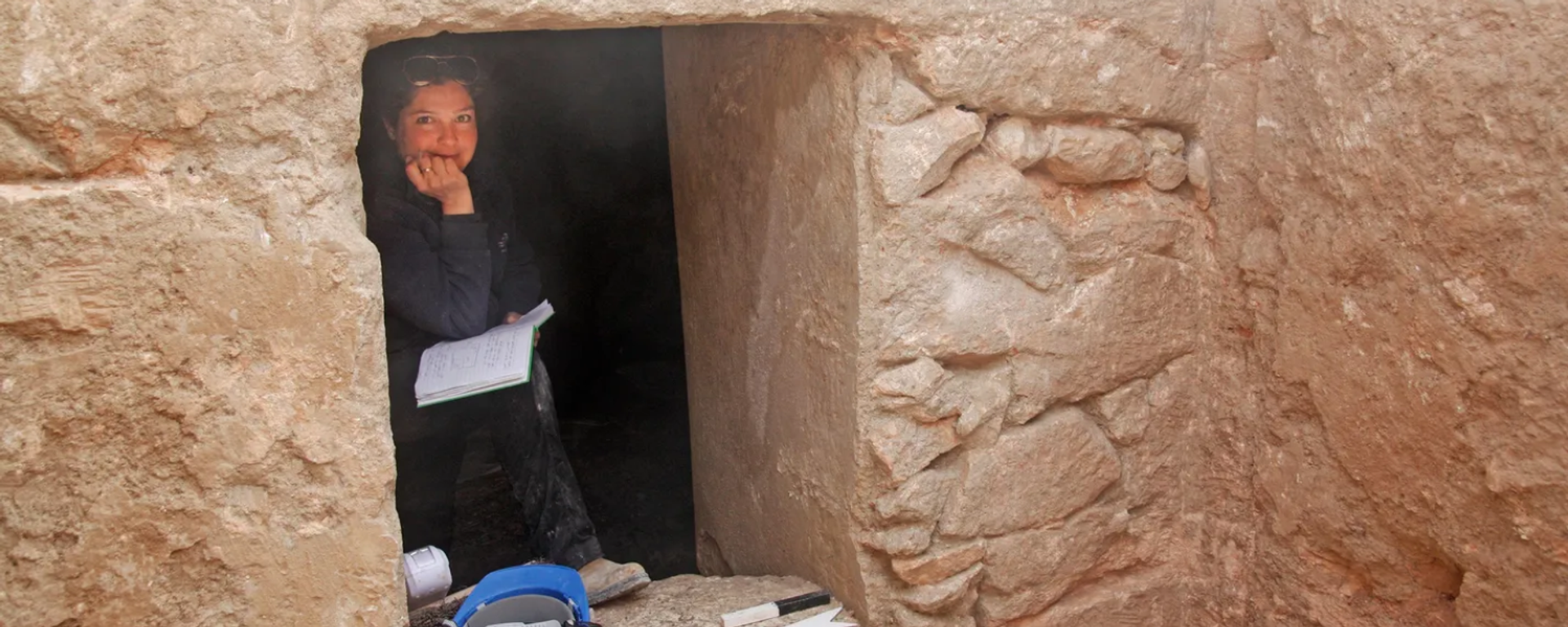 Archaeologist Liat Oz of the Israel Antiquities Authority at the entrance to the likely grave of a Greek hetaira on the ancient road between Jerusalem and Hebron. Archaeologist Liat Oz of the Israel Antiquities Authority at the entrance to the likely grave of a Greek hetaira on the ancient road between Jerusalem and Hebron. - Sputnik International, 1920, 27.09.2023