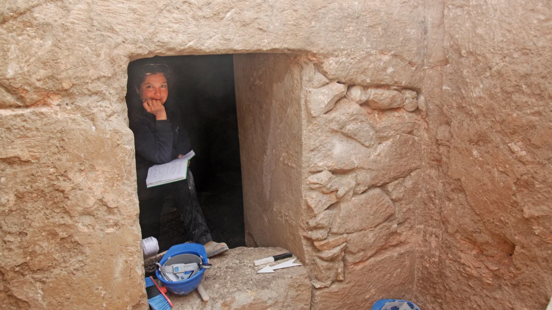 Archaeologist Liat Oz of the Israel Antiquities Authority at the entrance to the likely grave of a Greek hetaira on the ancient road between Jerusalem and Hebron. Archaeologist Liat Oz of the Israel Antiquities Authority at the entrance to the likely grave of a Greek hetaira on the ancient road between Jerusalem and Hebron. - Sputnik International, 1920, 27.09.2023